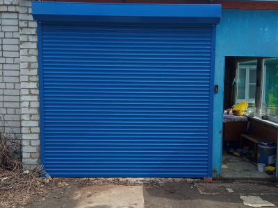 Ворота для гаража синего цвета